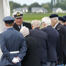 5. juni: Kong Harald er til stede ved markeringen av 70-årsdagen for landgangen i Normandie. Her med norske veteraner fra D-dagen (Foto: Terje Bendiksby, NTB scanpix)